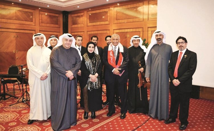 السفير خالد الدويسان وعدد من المشاركين في افتتاح المعرض﻿