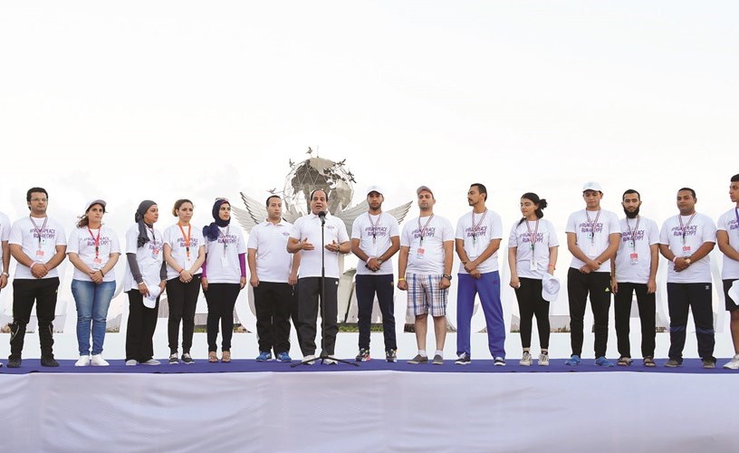 الرئيس عبدالفتاح السيسي متوسطا شباب الاحزاب والقوى السياسية قبل اطلاق ماراثون الجري على هامش مؤتمرالشباب الاول في شرم الشيخ ﻿