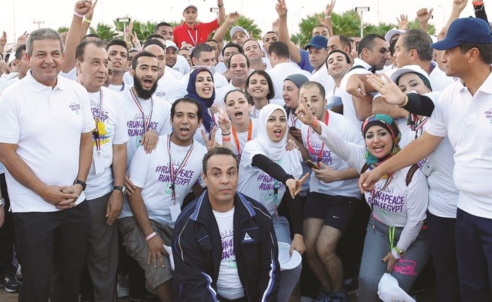 لقطة تذكارية للشباب المشارك في ماراثون السلام مع الرئيس عبدالفتاح السيسي﻿
