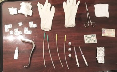 معدات جراحة وحبوب اجهاض كشفت عن الطبيبة المزيفة﻿