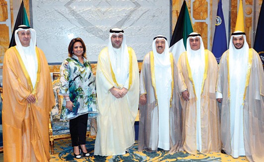 صاحب السمو الأمير الشيخ صباح الأحمد مستقبلا ياسر أبل ود. صلاح المضف وفوزي الصقلاوي وعبير بوطيبان