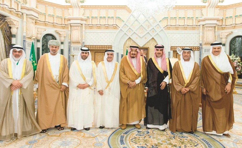 خادم الحرمين الشريفين الملك سلمان بن عبدالعزيز مستقبلا دعبداللطيف الزياني ورؤساء اجهزة المراقبة والمحاسبة في دول التعاون ويبدو عادل الصرعاوي﻿