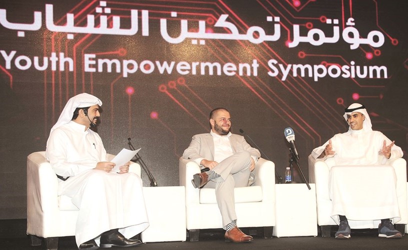 من اليمين بدر الخرافي وكوري اوينز وعلي الابراهيم خلال مشاركتهم في مؤتمر تمكين الشباب	هاني الشمري﻿
