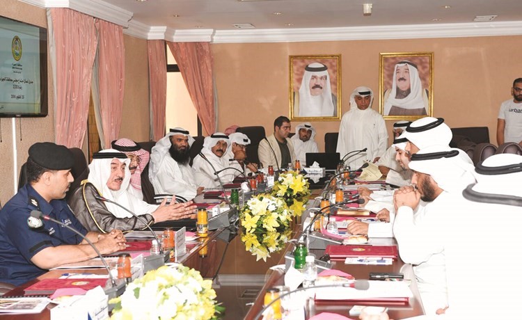 الفريق م فهد الامير مترئسا الاجتماع﻿
