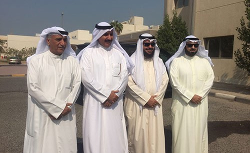 شعيب المويزري وجمعان الحربش وسالم النملان ومبارك الوعلان عند وصولهم إدارة الانتخابات لتقديم اوراق ترشحهم