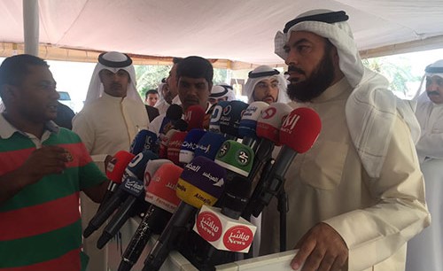 النائب السابق   جمعان الحربش متحدثا إلى الصحافيين