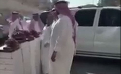 بالفيديو.. اعتداء على بائع تمر يثير الغضب في "تويتر"
