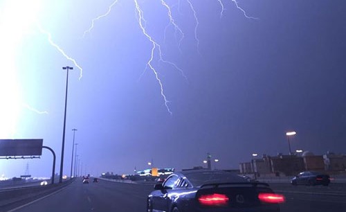 بالفيديو والصور.. مشهد المدينة المنورة أثناء هطول الأمطار مساء الأربعاء
