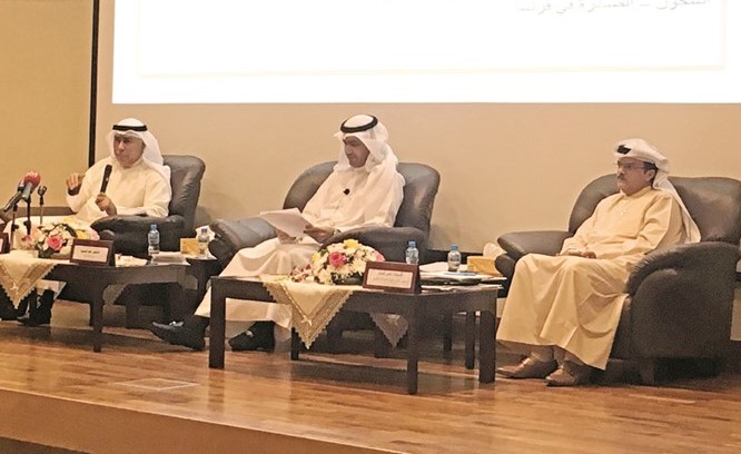 العميرة يتوسط الكندري والعمار على هامش الندوة﻿