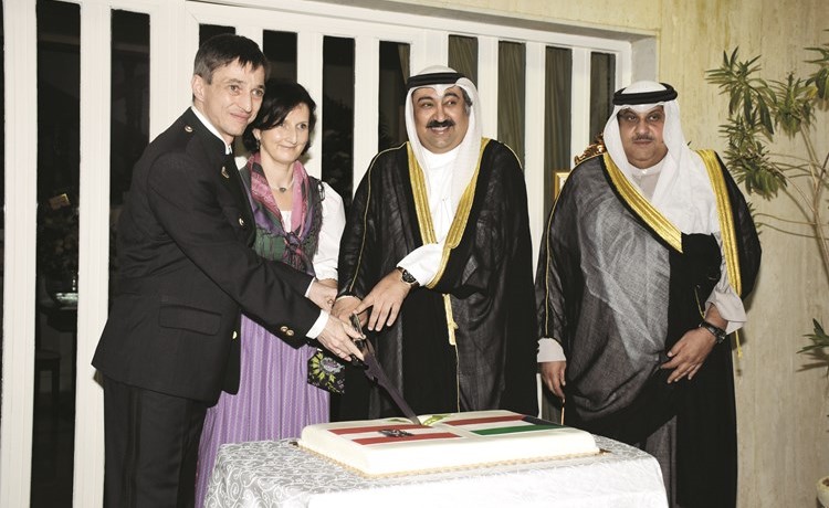 السفير وليد الخبيزي مشاركا السفير النمساوي دزيغورد باخر وحرمه قطع كعكة الاحتفال ﻿