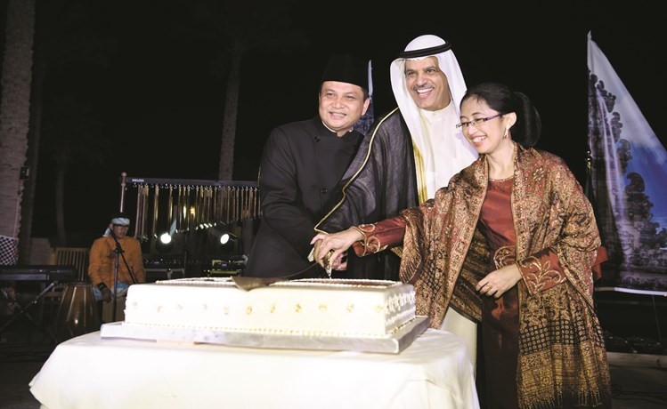 السفير علي السعيد مشاركا السفير الاندونيسي تاتانغ رزاق وحرمه قطع كعكة الاحتفال	 ريليش كومار﻿