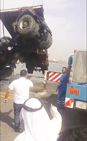عملية انتشال الشاحنة من المياه﻿