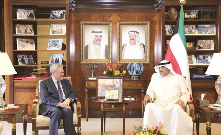 الشيخ صباح الخالد مستقبلا سفير العراق د محمد بحر العلوم﻿