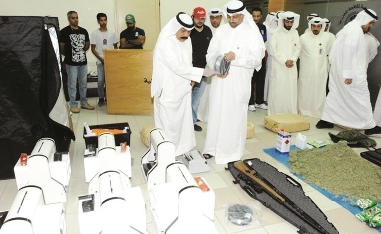 اللواء عبدالحميد العوضي يستمع الى طريقة اخفاء الكيميكال ويعاين المضبوطات﻿