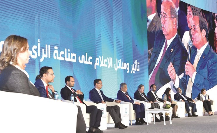الرئيس عبد الفتاح السيسي يظهر على شاشة عملاقة خلال ندوة تاثير وسائل الاعلام على صناعة الراي العام الشبابي امس الاول﻿