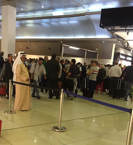 الركاب ينتظرون تحسن الطقس في مطار الكويت بعد تعطل الرحلات