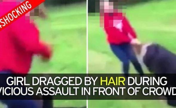 بالفيديو.. فتاة تهاجم زميلتها بوحشية في حديقة عامّة