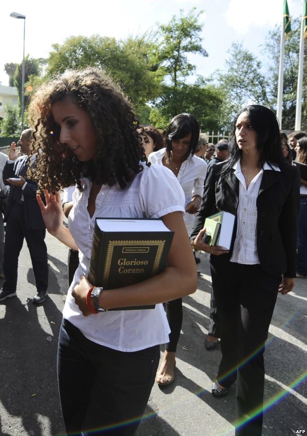 10- دعا أكثر من مئة فتاة إيطالية إلى اعتناق الإسلام، ووزع عليهن نسخا من القرآن