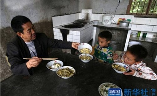 بالصور: المدرسة الوحيدة في العالم التي تضم طالبين ومعلم فقط
