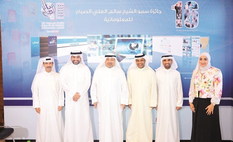 دخالد المهدي ومبسام الشمري واعضاء اللجنة العليا للملتقى العالمي للمعلوماتية ﻿
