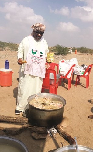 سعيد سالم يطبخ الاكل لتوزيعه على فقراء بور سودان﻿