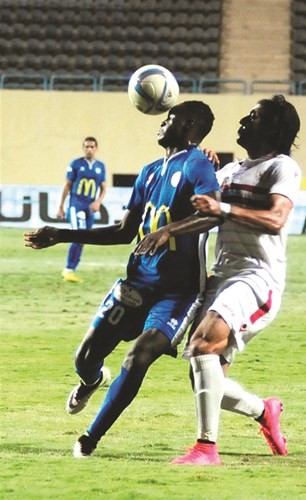صراع ثنائي على الكرة بين لاعبي الزمالك وسموحة ﻿