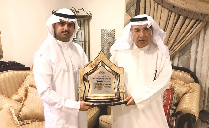 الشيخ مشعل المالك يقدم درعا تكريمية للشاعر عبداللطيف البناي﻿