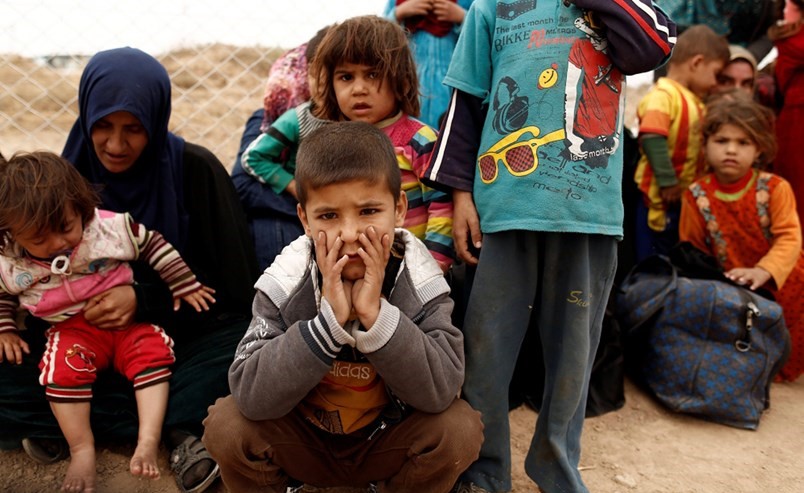 اطفال ونساء عراقيون في احد معسكرات الايواء عقب نزوحهم من المعارك في الموصل امس	رويترز﻿