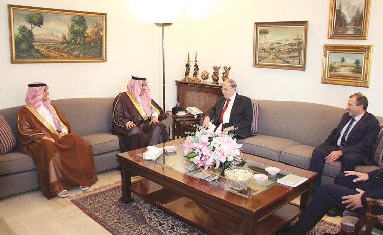 العماد ميشال عون مستقبلا في دارته في الرابية وزير الدولة السعودي لشؤون الخليج العربي ثامر السبهان والقائم باعمال السفارة السعودية في لبنان وليد البخاري بحضور وزير الخارجية جبران باسيلمحمود الطويل﻿