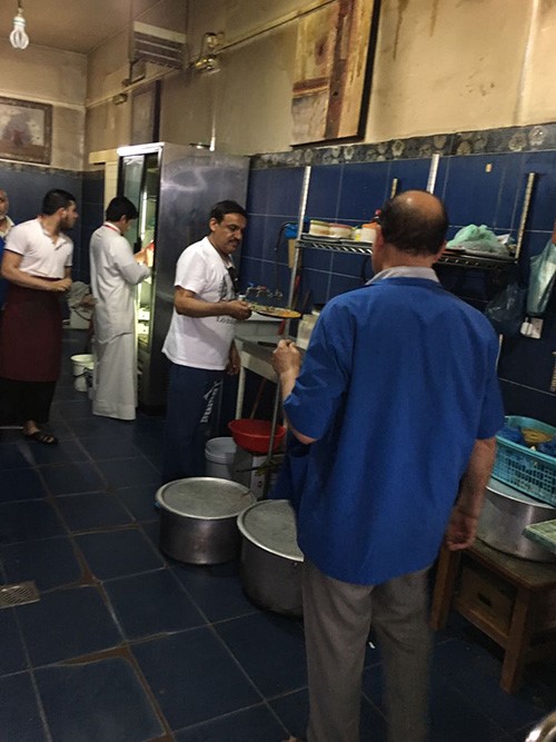 مفتشو البلدية خلال معاينة المواد الغذائية