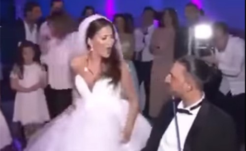 بالفيديو.. رقصة مجنونة لعروس أمام عريس "يدخن الشيشة"