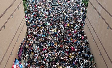 صور صادمة.. 10 آلاف شخص يتقدمون لوظيفة واحدة