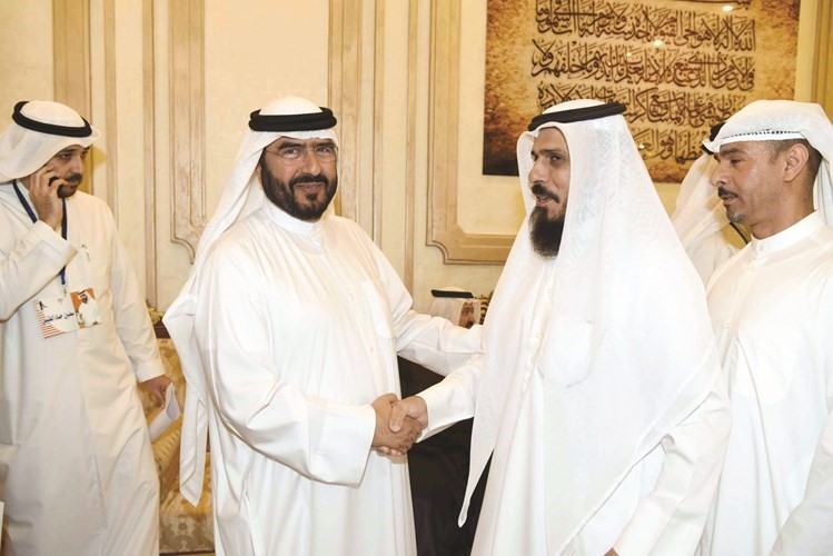 حماد مستقبلا احد ناخبيه﻿
