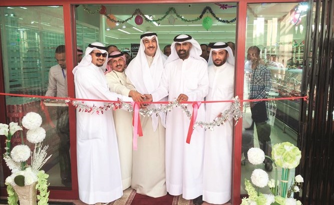 منصور المري وممثل محافظة الاحمدي واحمد الشريع وسعود العنزي واعضاء مجلس الادارة خلال حفل الافتتاح ﻿