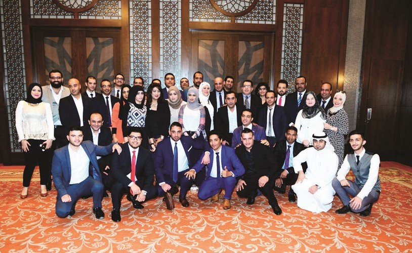 صورة جماعية لموظفي شركة كويت لادارة المشاريع﻿
