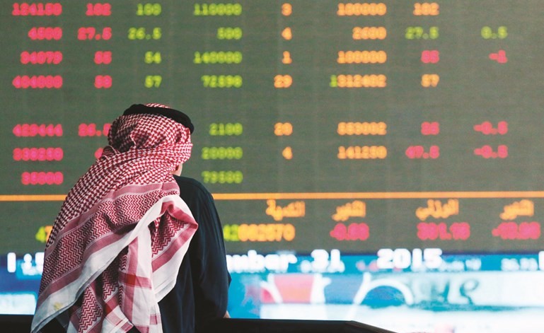 في الافق فرص بالجملة فهل يصيدها المستثمرون في الصورة مستثمر يطالع شاشة الاسهم في بورصةالكويت (ا ف پ)