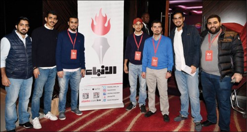  عدد من الطلبة وأعضاء اللجنة المنظمة للمؤتمر في جناح «الأنباء»