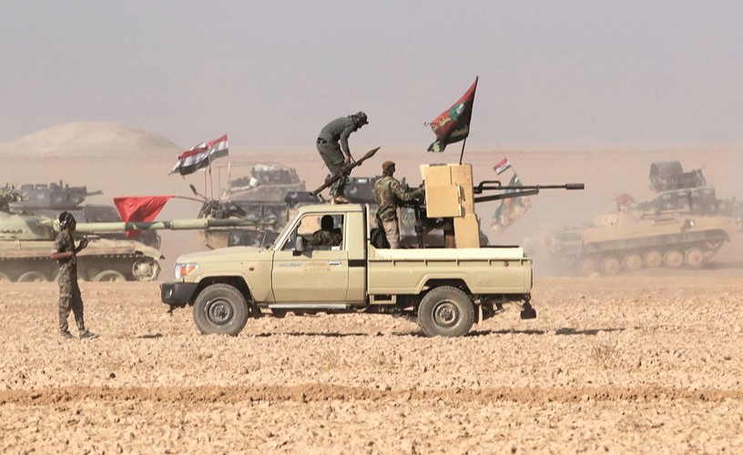 القوات العراقية والحشد الشعبي على مشارف قرية عين ناصر جنوب الموصل   (ا ف پ)