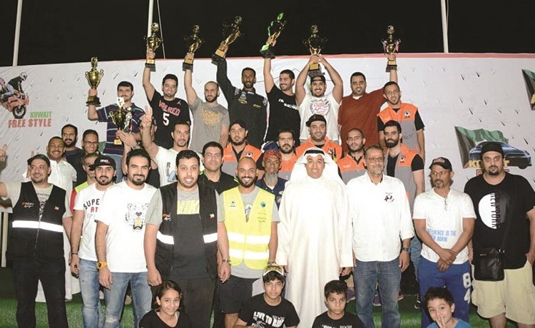 رئيس نادي السيارات والدراجات الالية الشيخ احمد الداود مع الفائزين بالبطولة ﻿