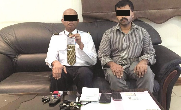 المتهم يبرز هوية عمله والى جواره احد المستفيدين من خدماته﻿
