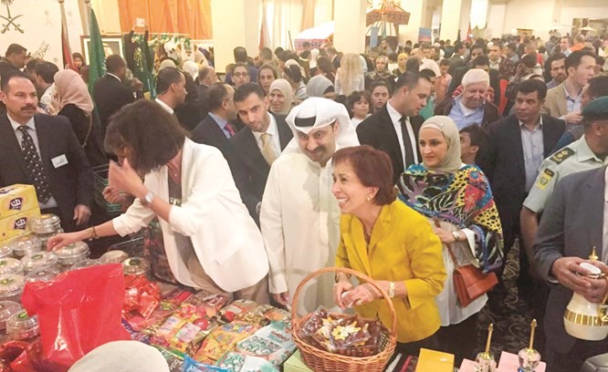 الاميرة بسمة بنت طلال خلال افتتاحها البازار الديبلوماسي الخيري﻿