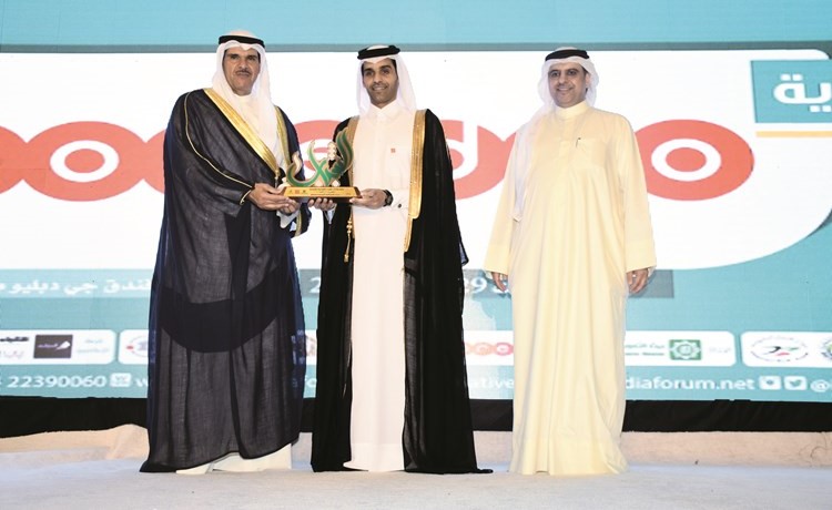 تكريم شركة Ooredoo لرعايتها الملتقى يتسلمه الشيخ محمد بن عبدالله ال ثاني ﻿