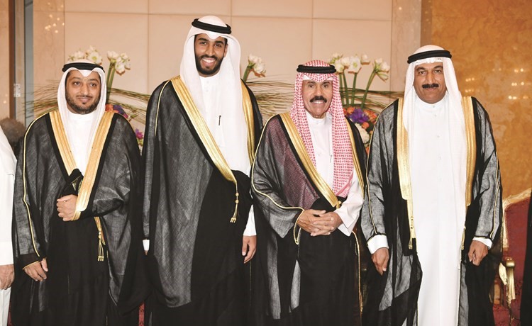 سمو ولي العهد الشيخ نواف الاحمد يبارك للمعرس ووالده اللواء فهد الشويع ووالد العروس﻿