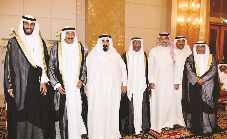 الفريق الركن الشيخ عبدالله النواف واللواء الشيخ احمد الخليفة يباركان﻿