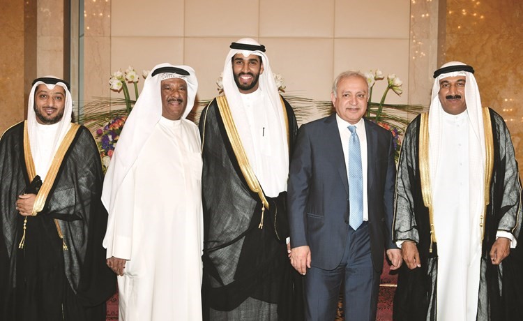 د.بدر العيسى يبارك للمعرس ووالده اللواء فهد الشويع وعادل الشويع ووالد العروس د.عمار الحسيني﻿