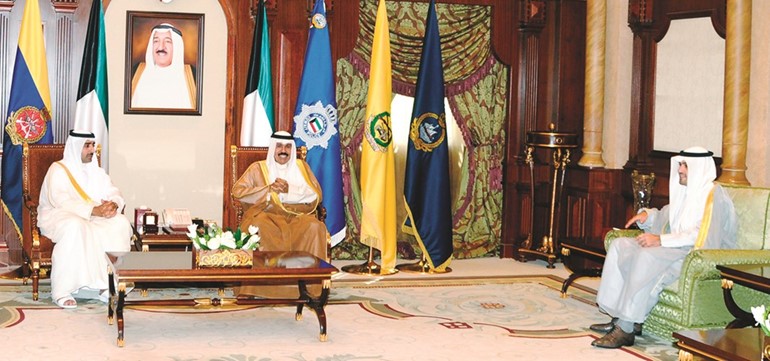 سمو ولي العهد الشيخ نواف الاحمد مستقبلا انس خالد الصالح ووزير الطاقة البحريني الشيخ محمد بن خليفة﻿