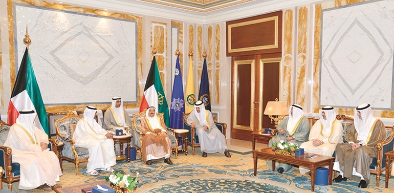 صاحب السمو الامير الشيخ صباح الاحمد مستقبلا الشيخ محمد بن خليفة بحضور الشيخ علي الجراح وانس الصالح والشيخ خالد العبدالله والسفير الشيخ خليفة ال خليفة ﻿