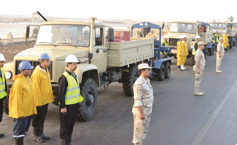 الجيش يدفع بتعزيزات ضخمة لإزالة آثار السيول برأس غارب