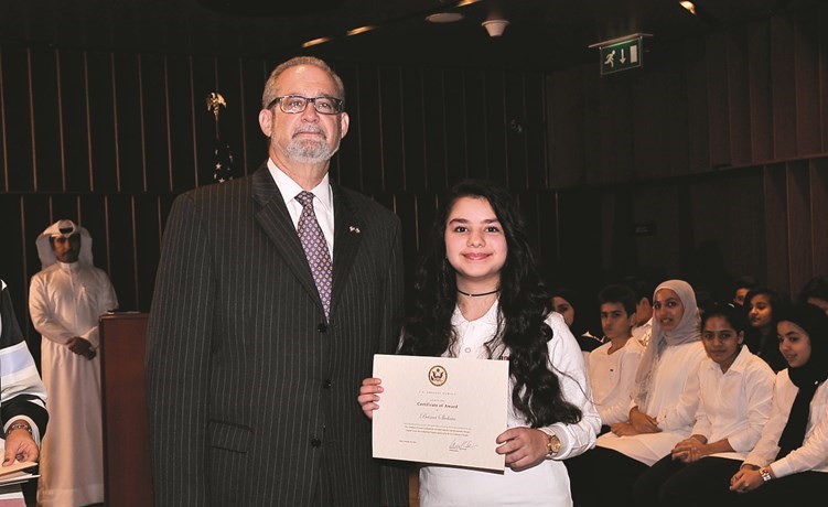 السفير الاميركي مع احدى المكرمات ﻿
