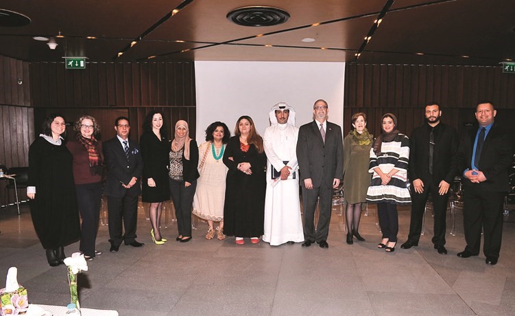 السفير الاميركي مع عدد من اعضاء السفارة ﻿